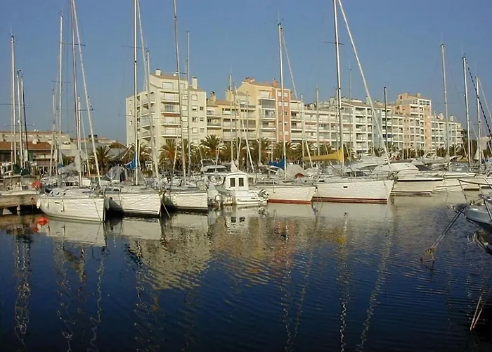 2 Pieces A : Port, Grande Terrasse 62m², Proche Plages, 4 Pers., Wifi, Commerces - Fr-1-335-184 Apartment